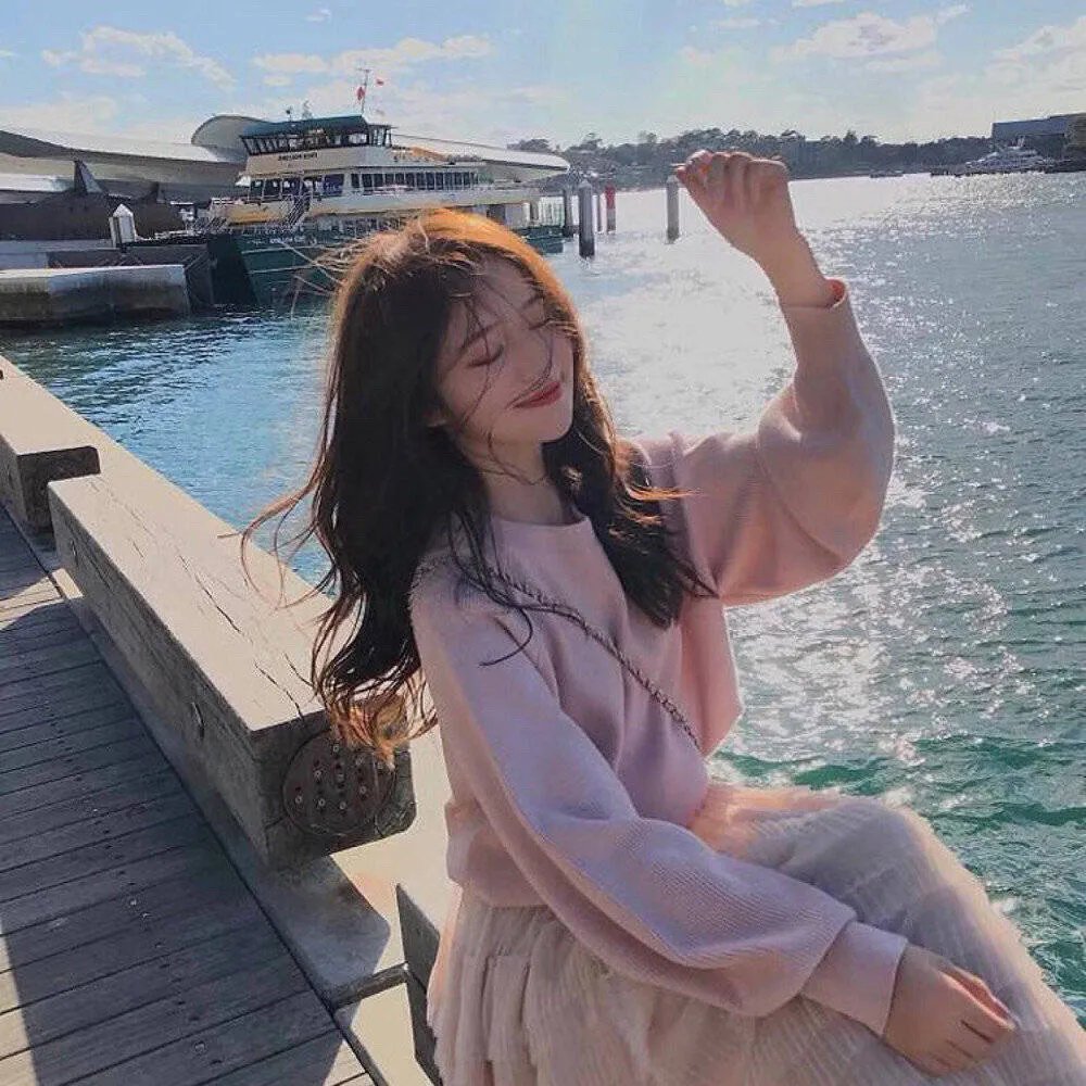 红皇后海报